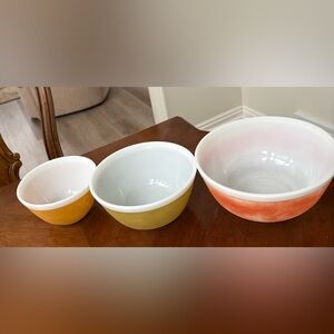VTG Pyrex Nesting Mixing Bowls.